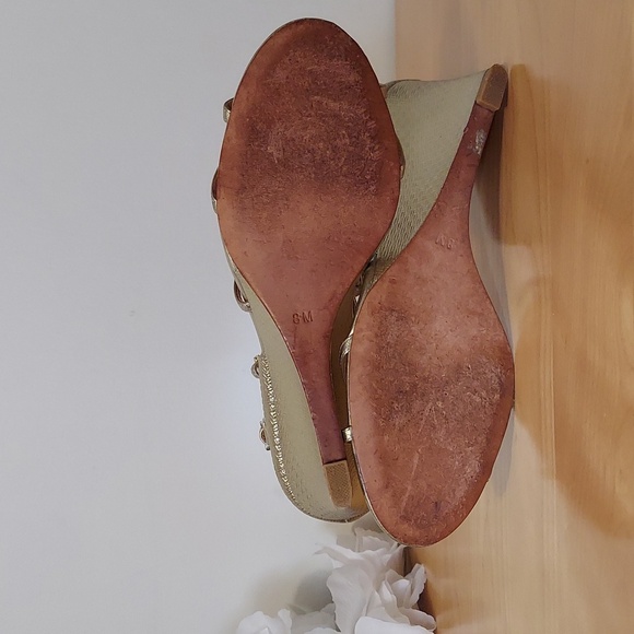 Badgley Mischka Soft Gold Embossed Pattern Leather Wedges Size 8 - Picture 14 of 16